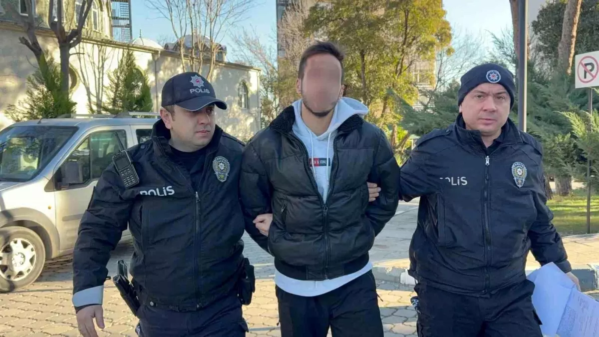 Halk otobüsünde lise öğrencisinin boynuna bıçak dayayan üniversite öğrencisi yakalandı