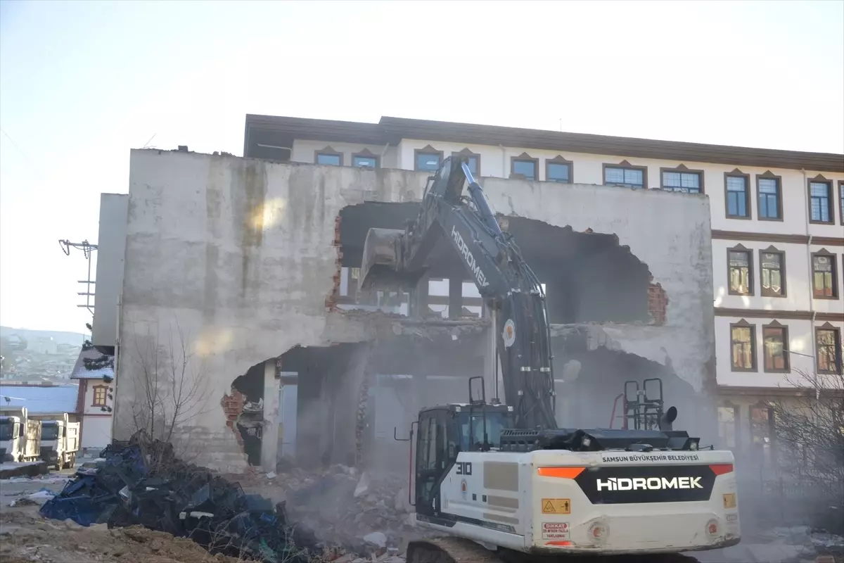 Havza'da sel ve taşkınları önleme çalışmaları kapsamında iş yerlerinin yıkımı başladı