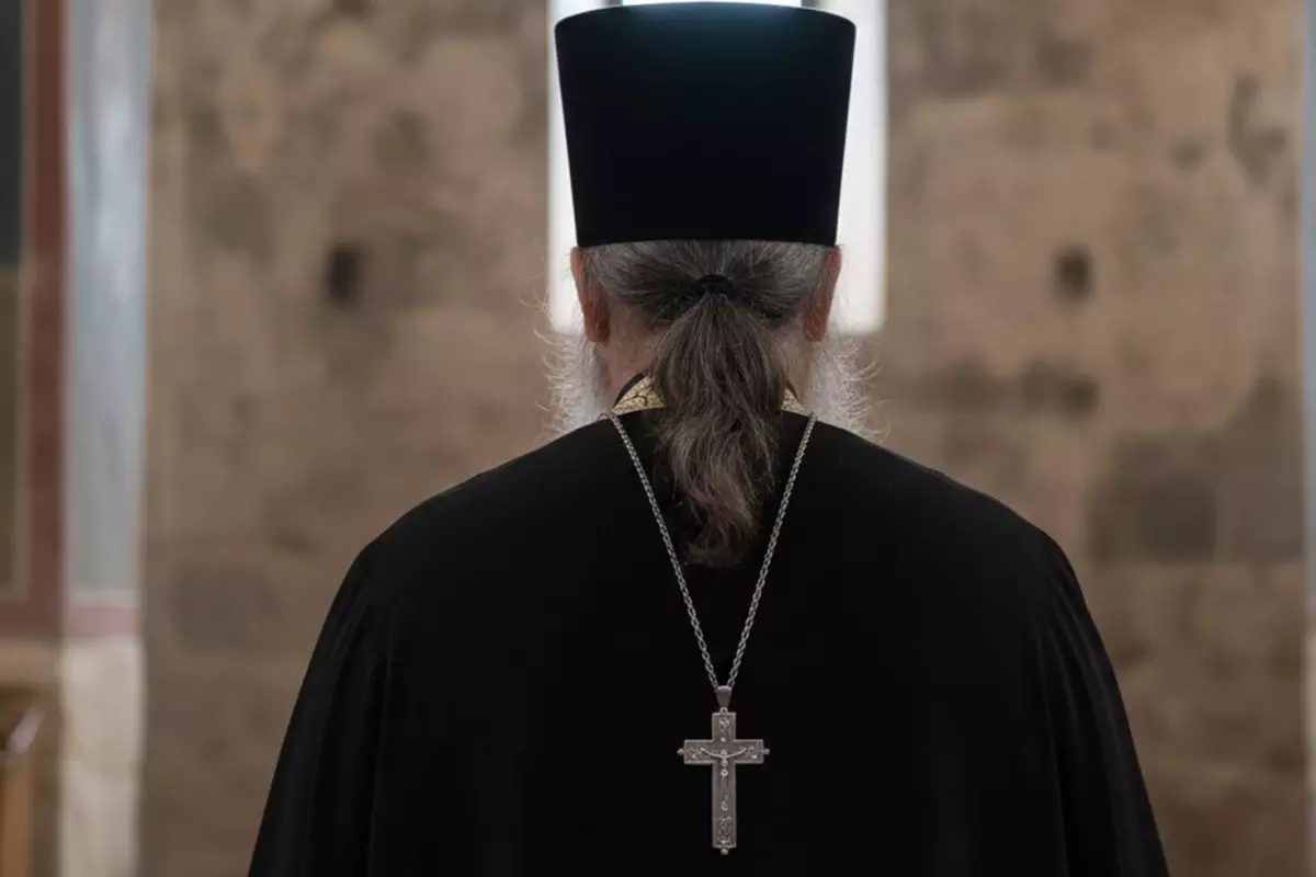 Hindistan'da Papaz Bipin Bihari Naik'e inanılmaz saldırı: Zorla inek dışkısı yedirildi