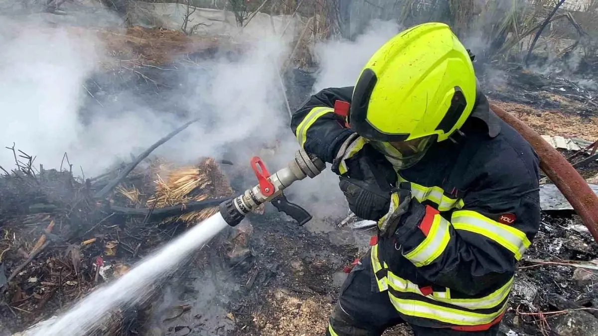 Hurdalıkta çıkan yangın gökyüzünü kara dumanla kapladı