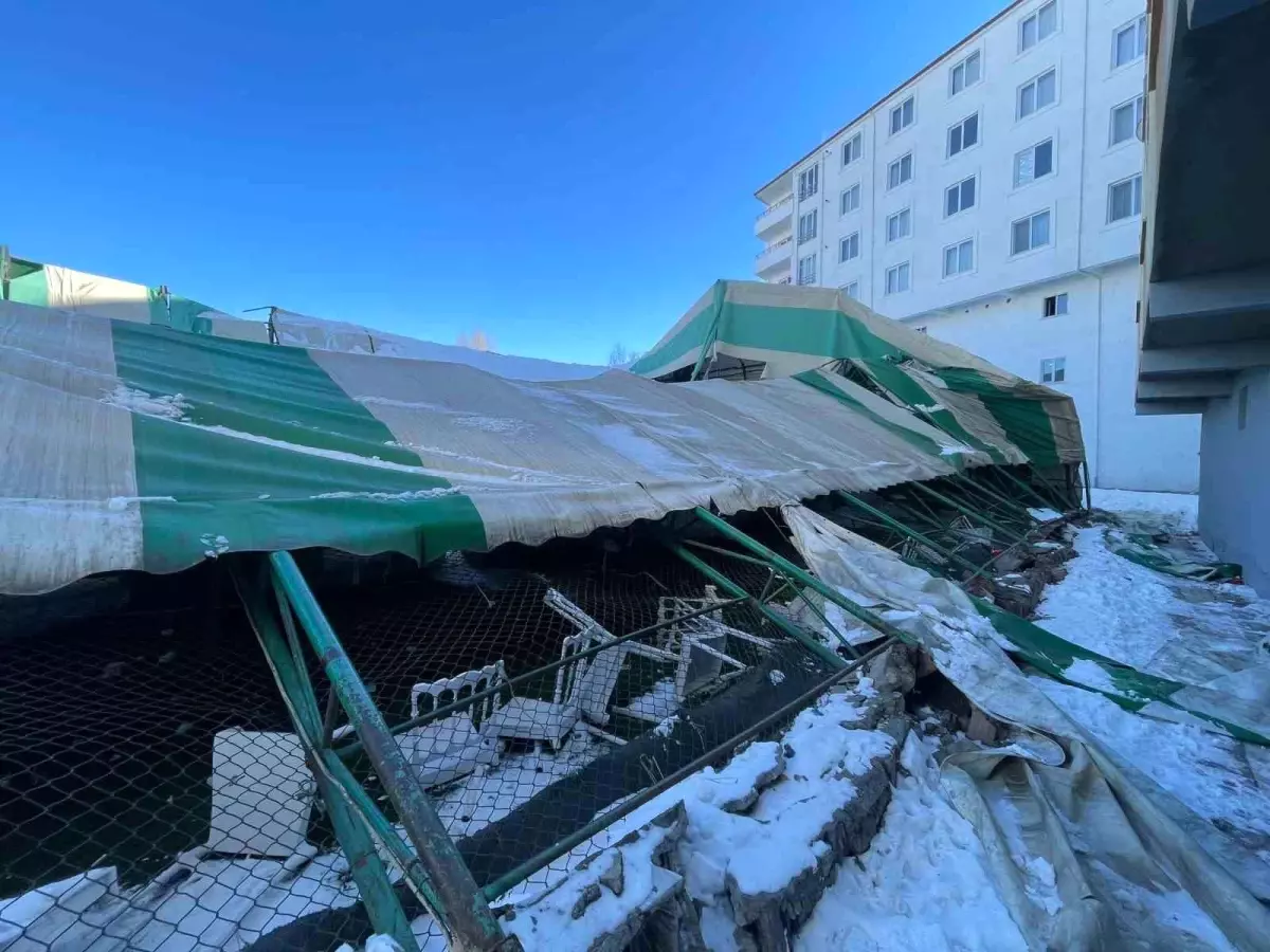 Iğdır'da düğün salonu olarak kullanılan halı saha çöktü