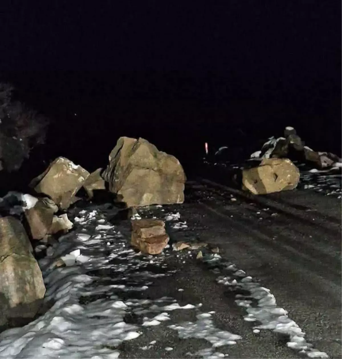 İki köye ulaşım sağlayan yol kapandı