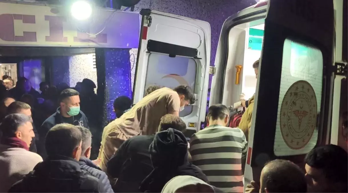 Kalbi duran yaralı için doktor sedye üzerinde kalp masajı yaptı