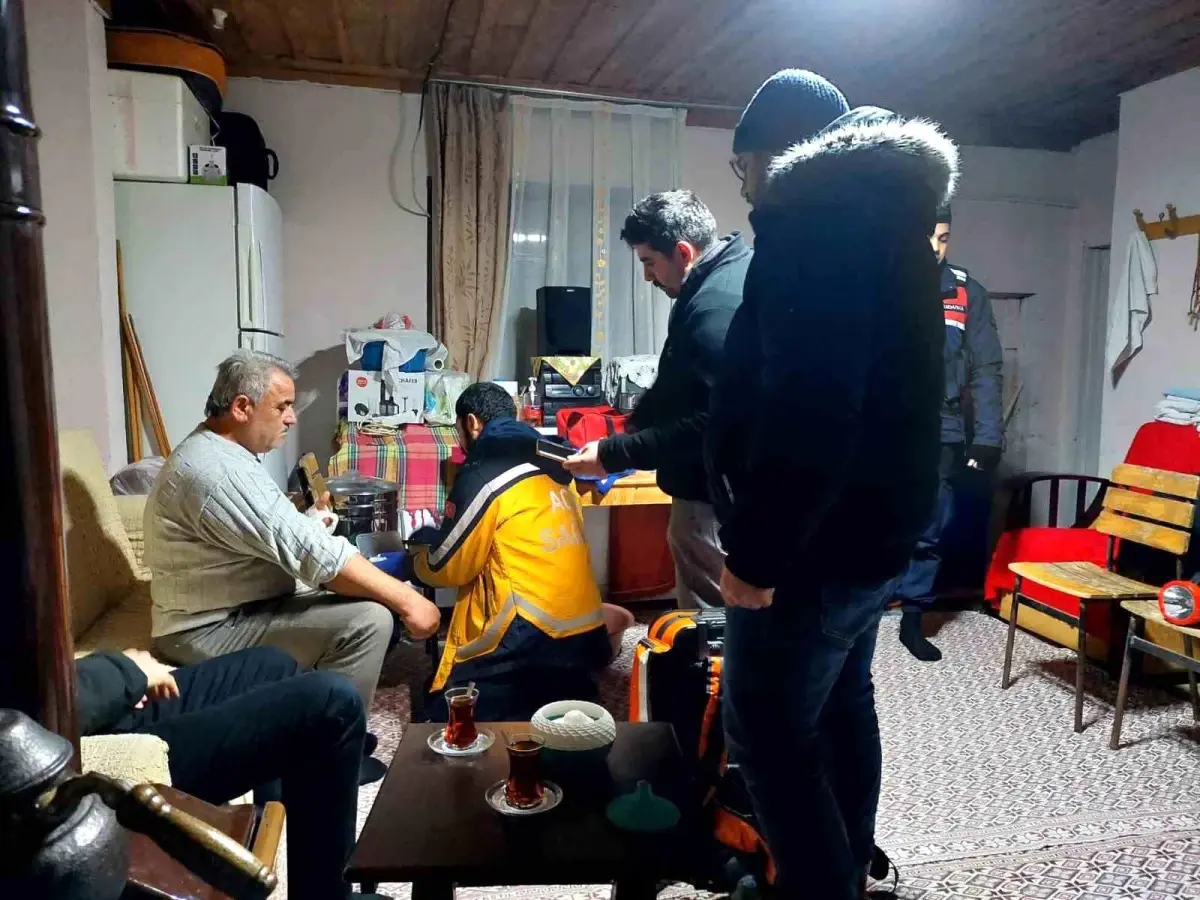 Kardan yolu kapanan köydeki yaralıya ulaşmak için zamanla yarıştılar