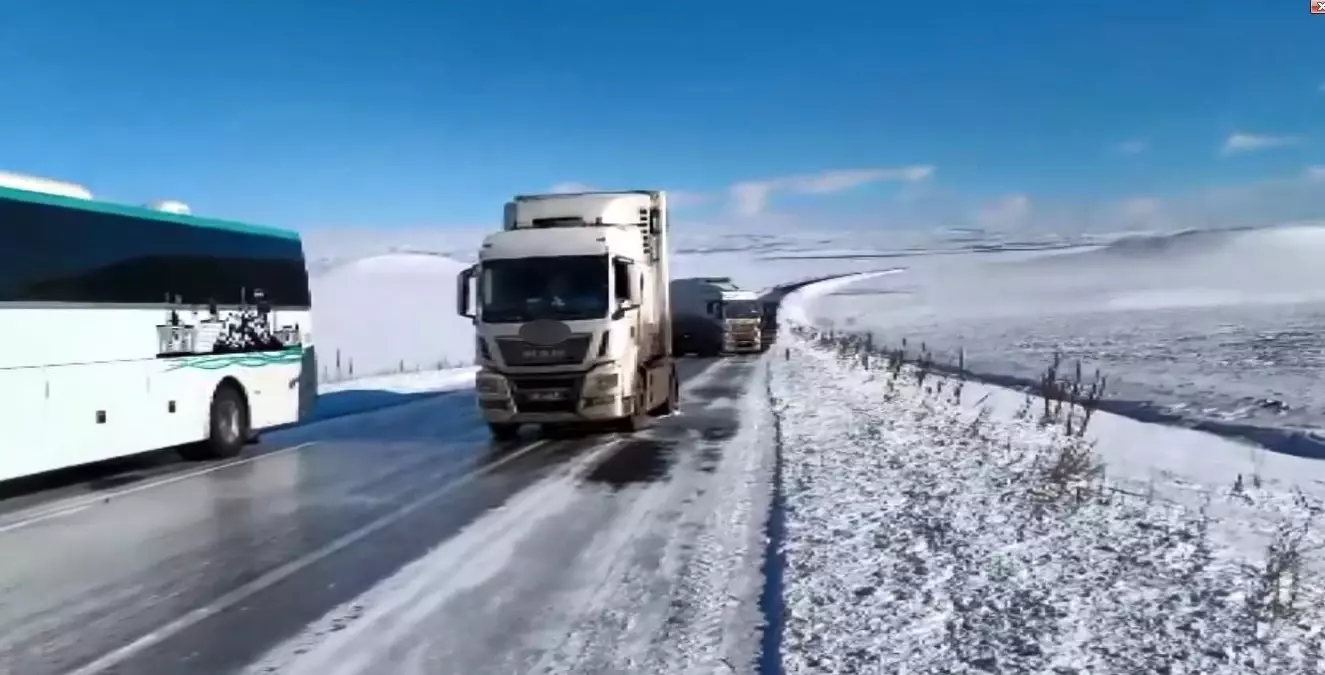 Kars'ta buz pisti gibi yol: Çok sayıda tır kaydı, vatandaşlar mahsur kaldı