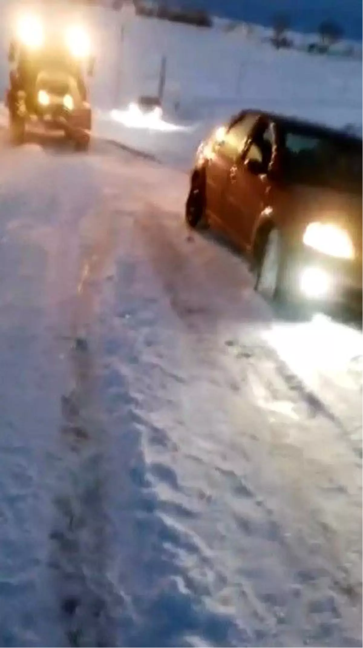 Kars'ta kara saplanan araçlar vatandaşlar tarafından kurtarıldı