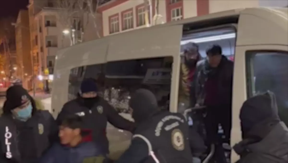 Kars'ta 14 Afganistan uyruklu kaçak göçmen yakalandı