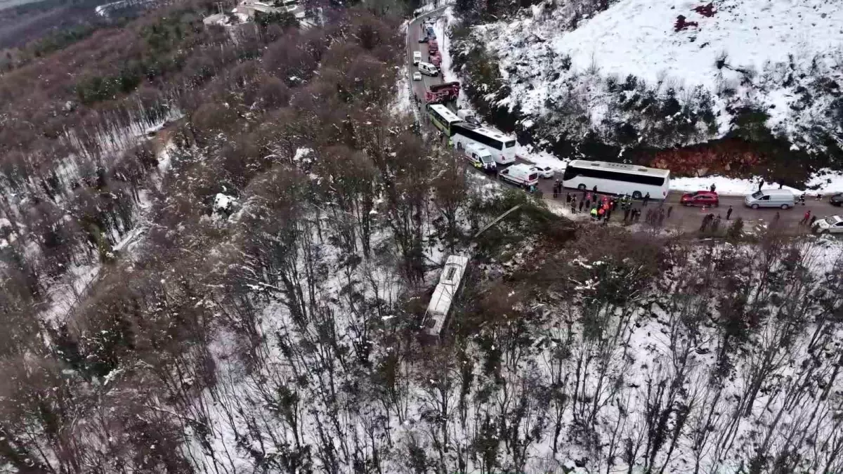 Kartepe'nin zirvesinden inerken otobüs şarampole uçtu: 22 yaralı