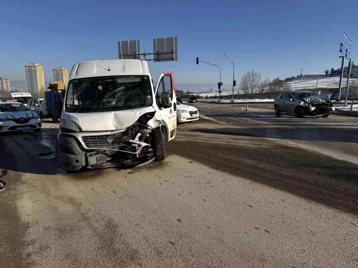 Kastamonu'da minibüs ile otomobil çarpıştı: 1 yaralı
