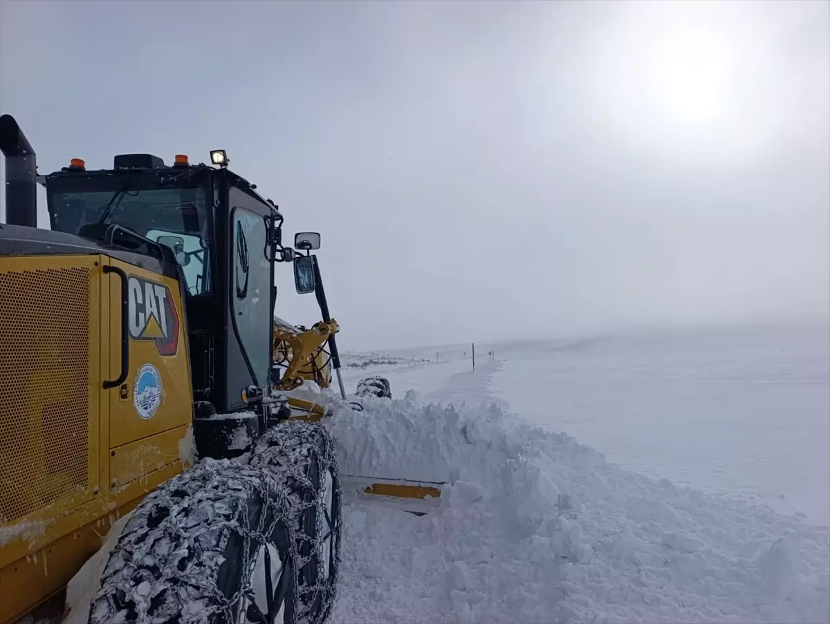 Kayseri Büyükşehir Belediyesi ekipleri, 11 ilçede 197 mahalle yolunu ulaşıma açtı