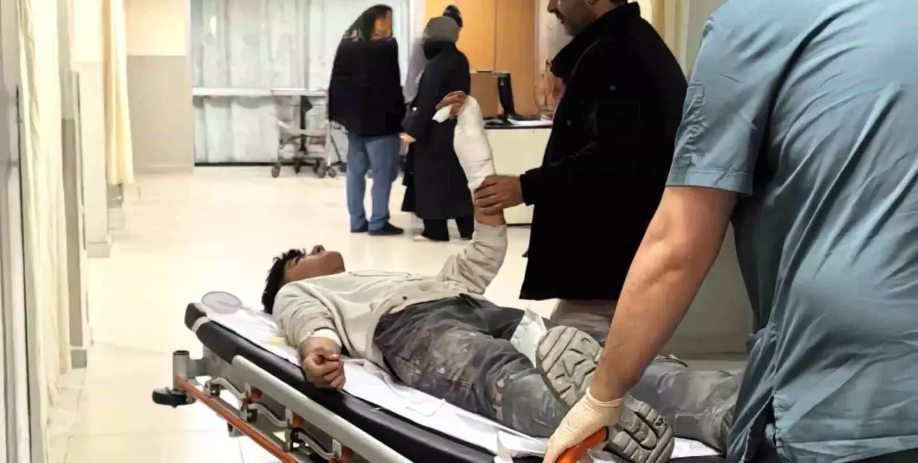 Kırılan cam bileğini kesti