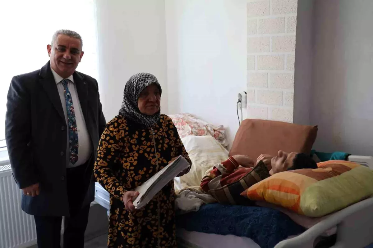 Kırşehir'de yaşlı kadın ailesinin terk ettiği hasta torununa 29 yıldır bakıyor
