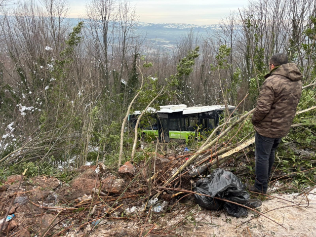 Kocaeli'nde can pazarı! Belediye otobüsü şarampole yuvarlandı, çok sayıda yaralı var
