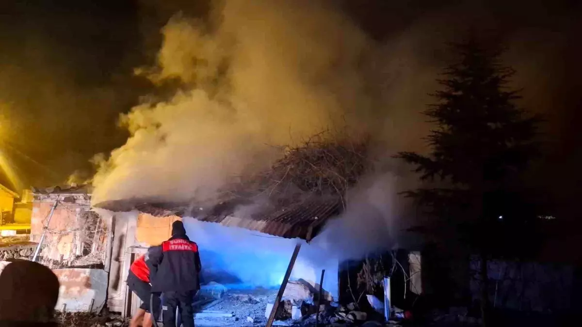 Kursun odunluk deposunda çıkan yangın korkuttu