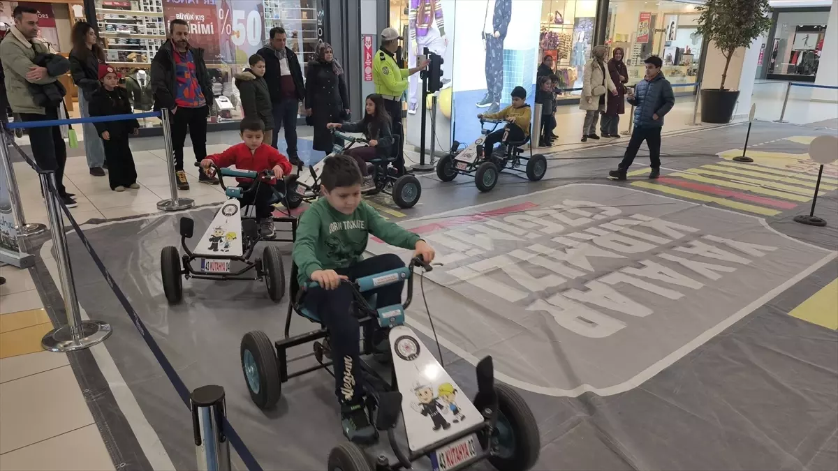 Kütahya'da öğrenci ve velilere uygulamalı trafik eğitimi