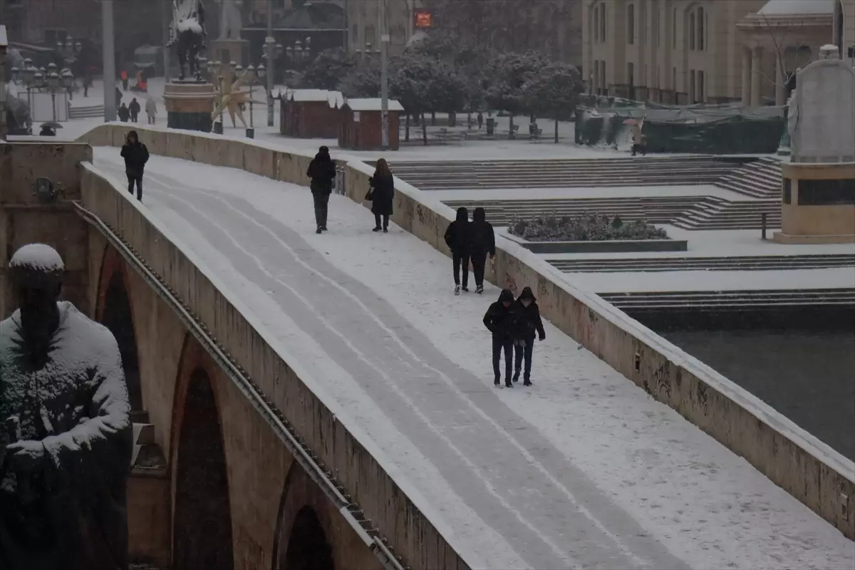Kuzey Makedonya'nın başkenti Üsküp'te kar yağışı etkili oldu