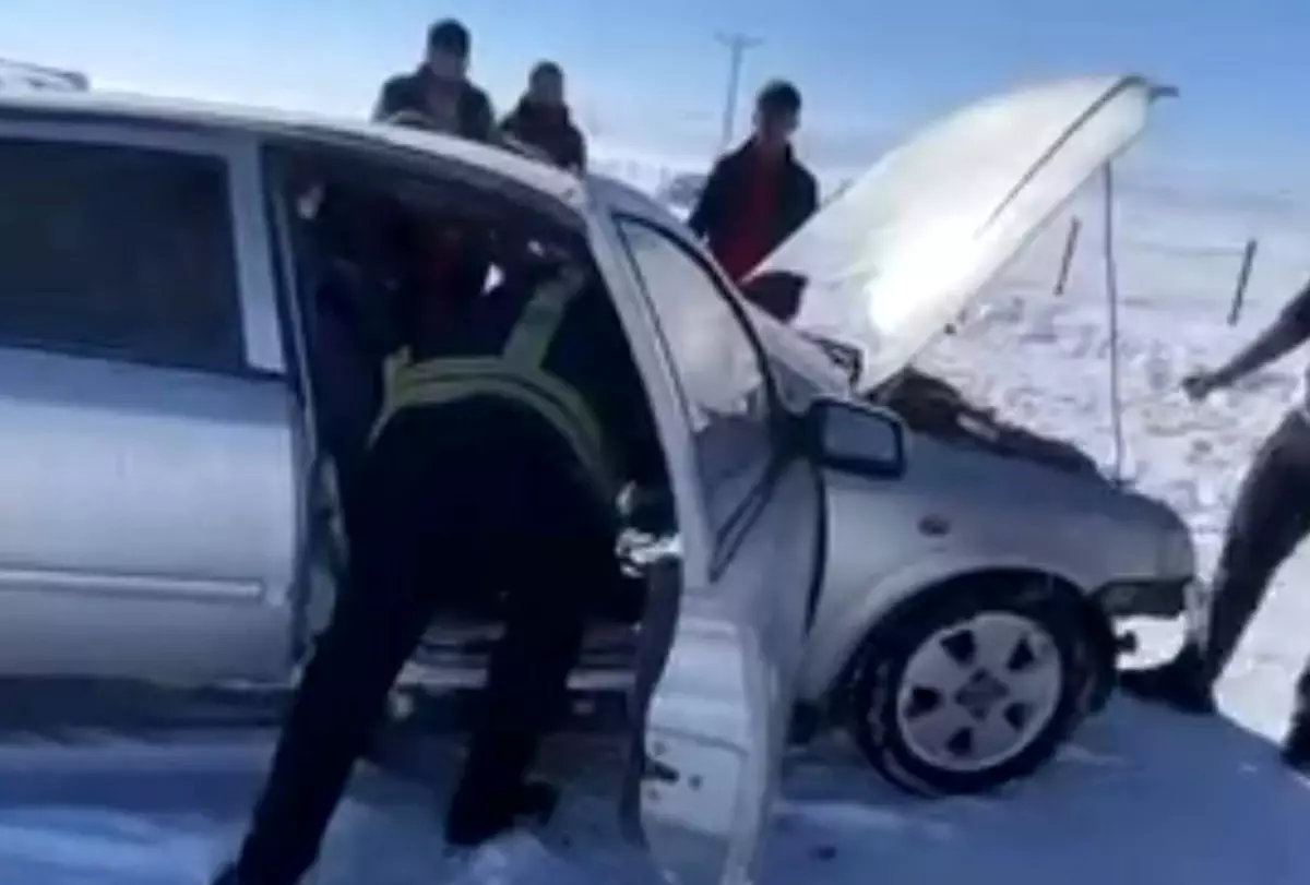 Muş'ta seyir halindeki otomobil alev aldı