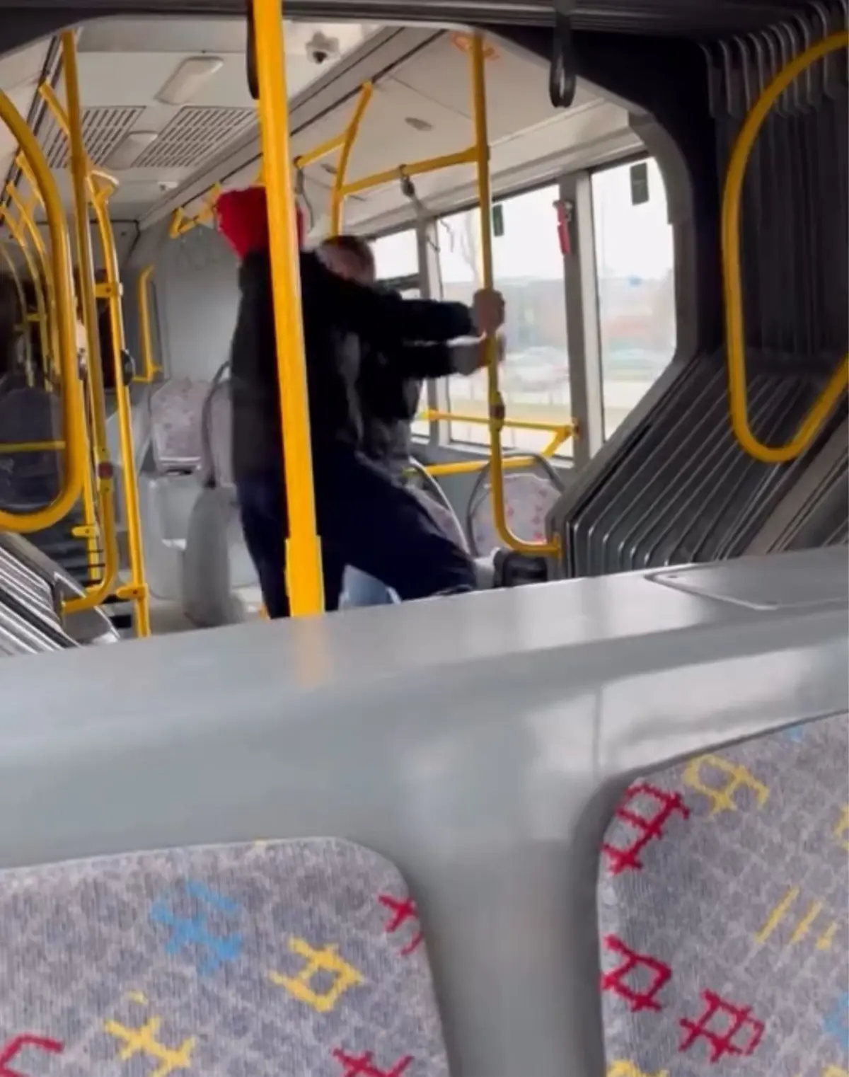 Otobüste yer tartışmasında yolcuyu darbedip, "Komutanımı çağırın" dedi