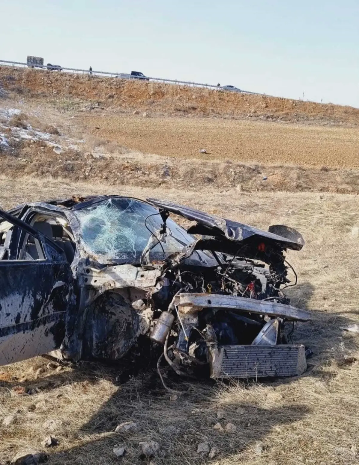 Otomobil devrildi; sürücü öldü, anne ve babası yaralandı