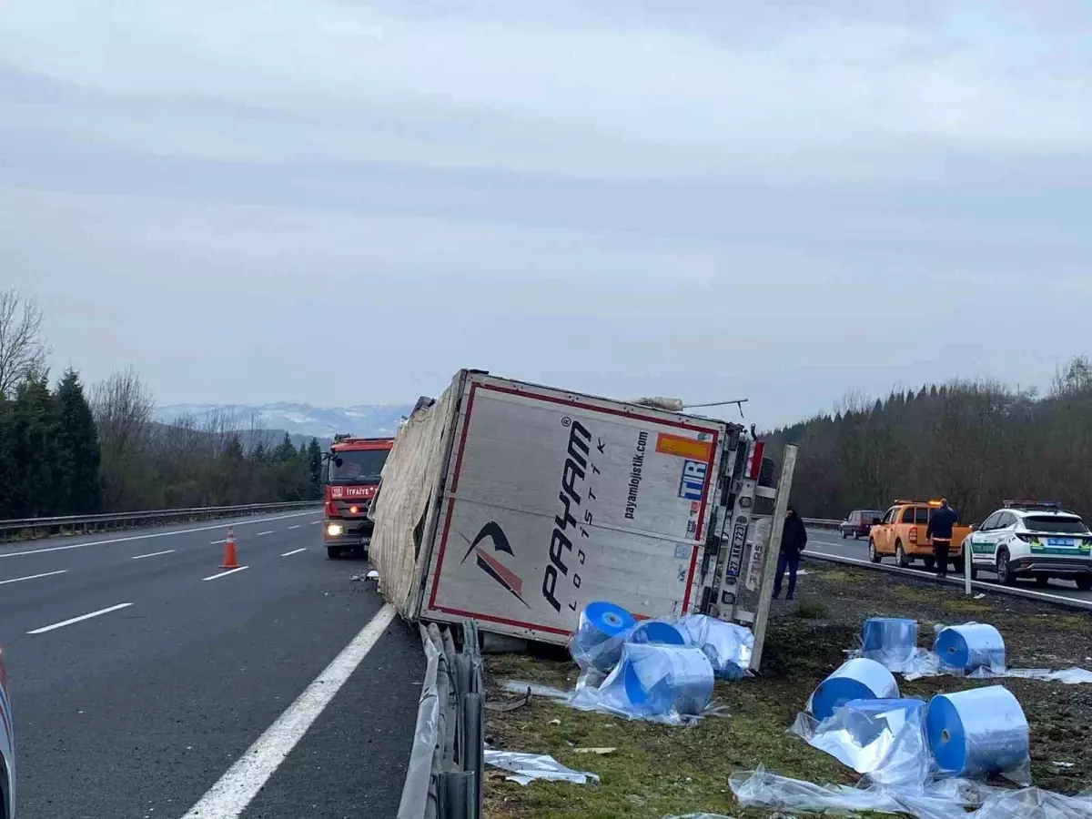 Refüje çarparak yan yatan tırın sürücüsü yaralandı