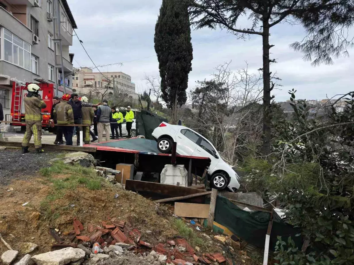 Sarıyer'de vitesi karıştırdı, otomobil kamelyanın üzerine uçtu