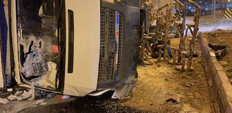 Siirt'te kamyonet ile hafif ticari aracın çarpıştığı kazada 4 kişi yaralandı