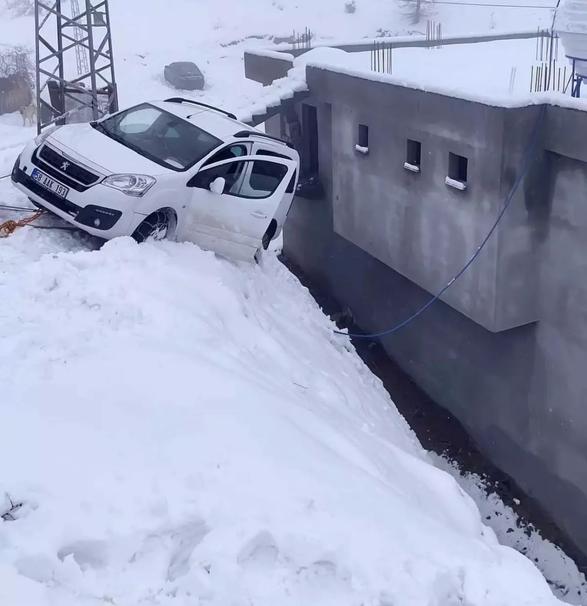 Siirt'te kayan otomobil evin duvarında asılı kaldı