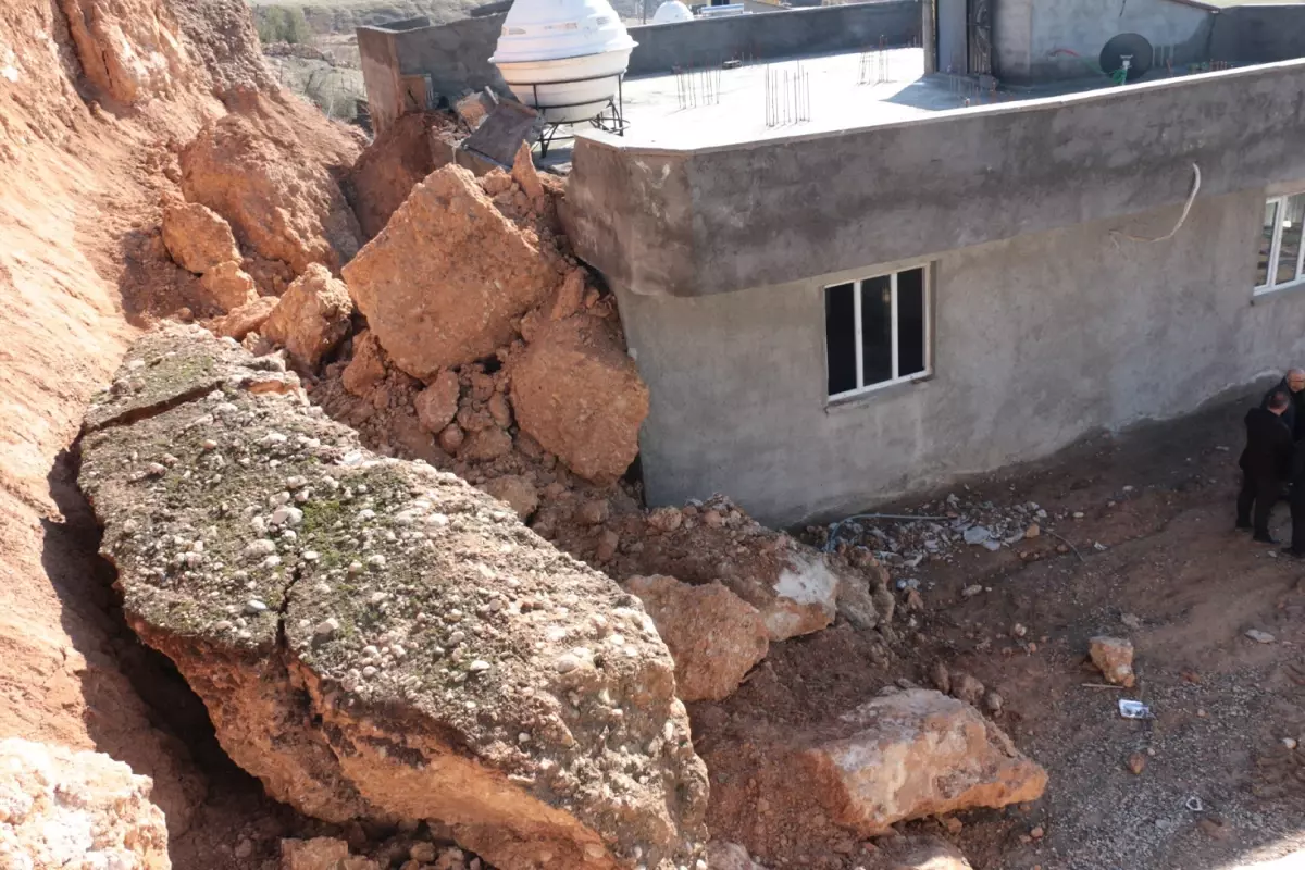 Şırnak'ta heyelan korkuttu: Dev kayalar evin üzerine düştü, aile son anda kurtuldu