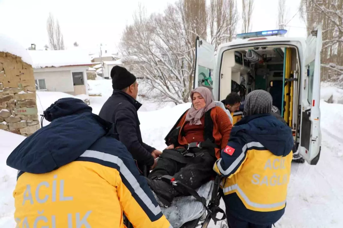 Sivas'ta kar engeline takılan hasta için ekipler seferber oldu