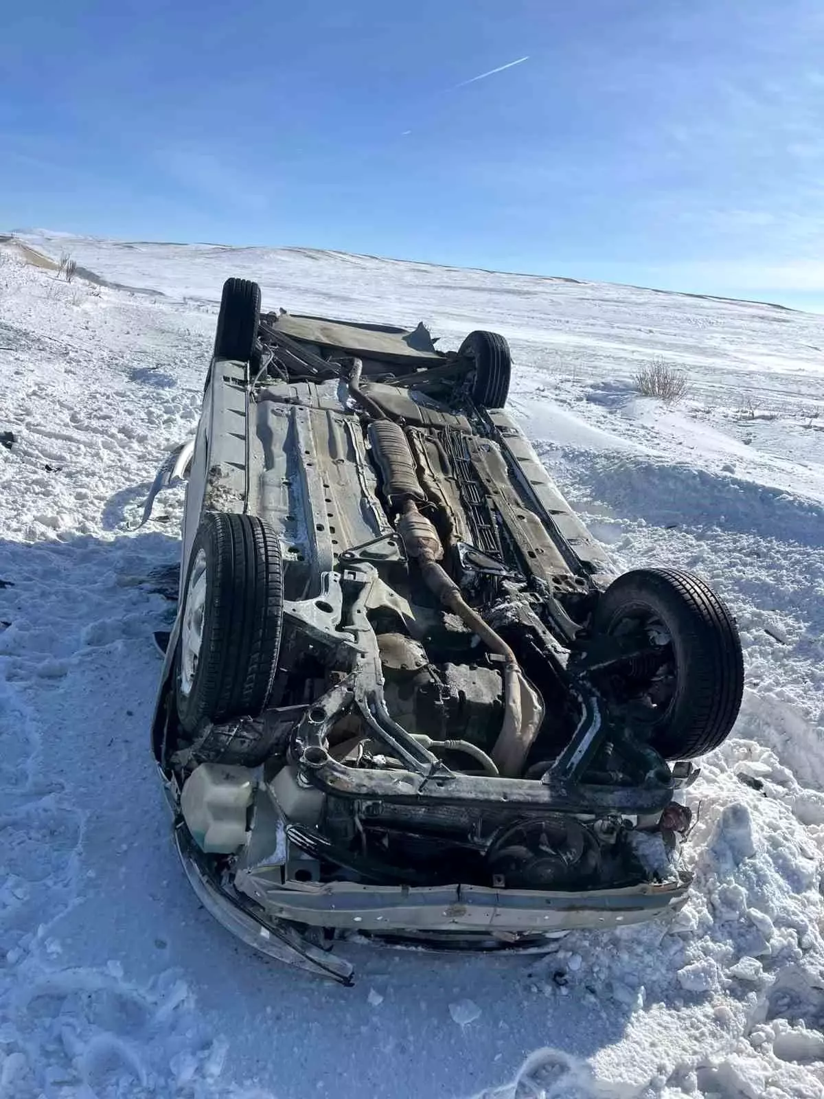 Sivas'ta takla atıp ters dönen otomobildeki 4 kişi yaralandı