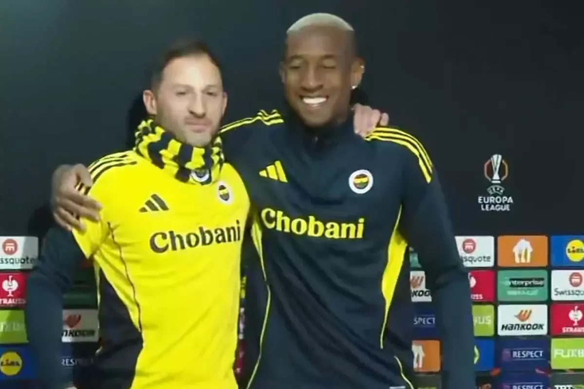 Tedesco'dan basın toplantısına damga vuran hareket