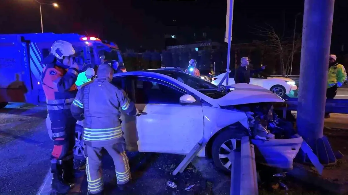 Ümraniye'de alkollü sürücünün kullandığı otomobil bariyerlere saplandı: 2 yaralı