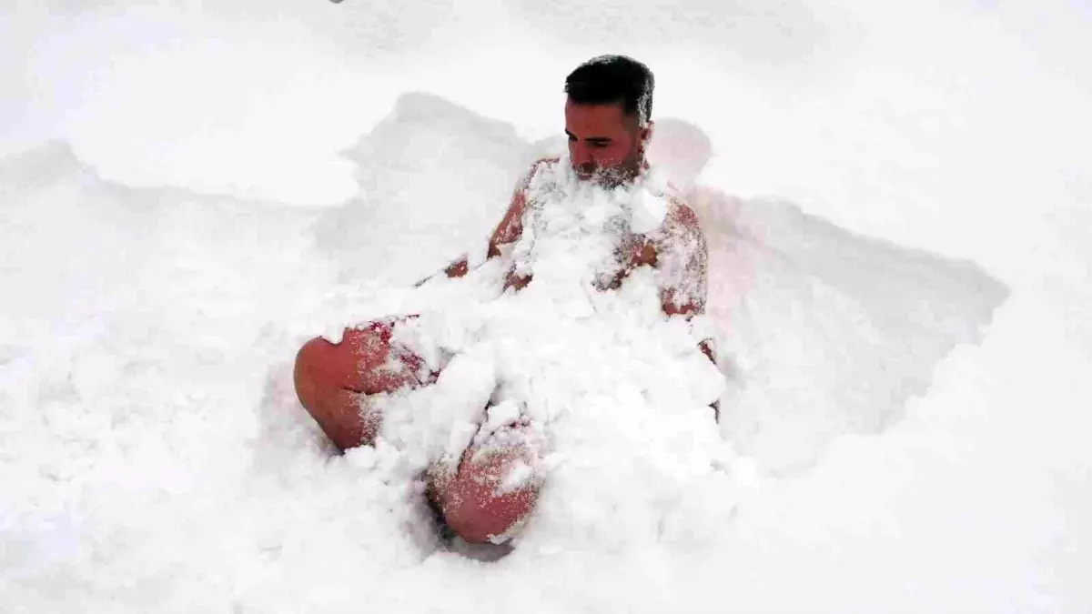 Van'da eksi 8 derecede kar banyosu yaptı