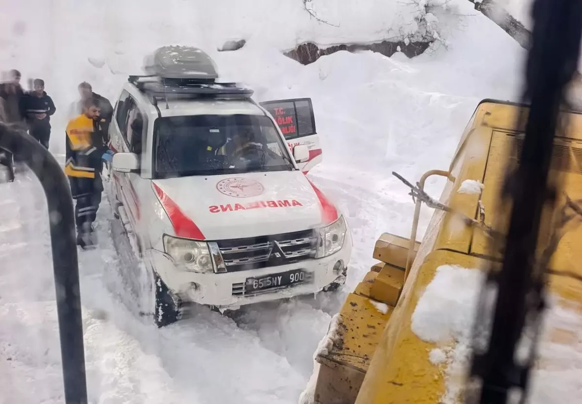 Van'da karla mücadele ekipleri hasta taşıdı