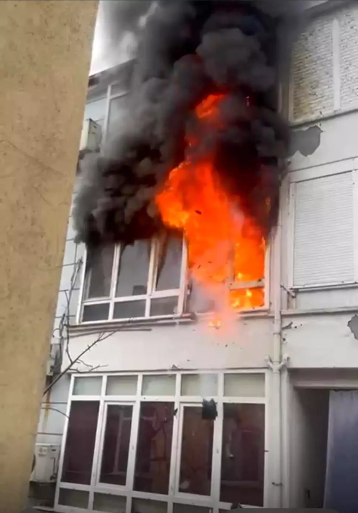 Yangın sırasında patlayan buzdolabı motoru evi harabeye çevirdi