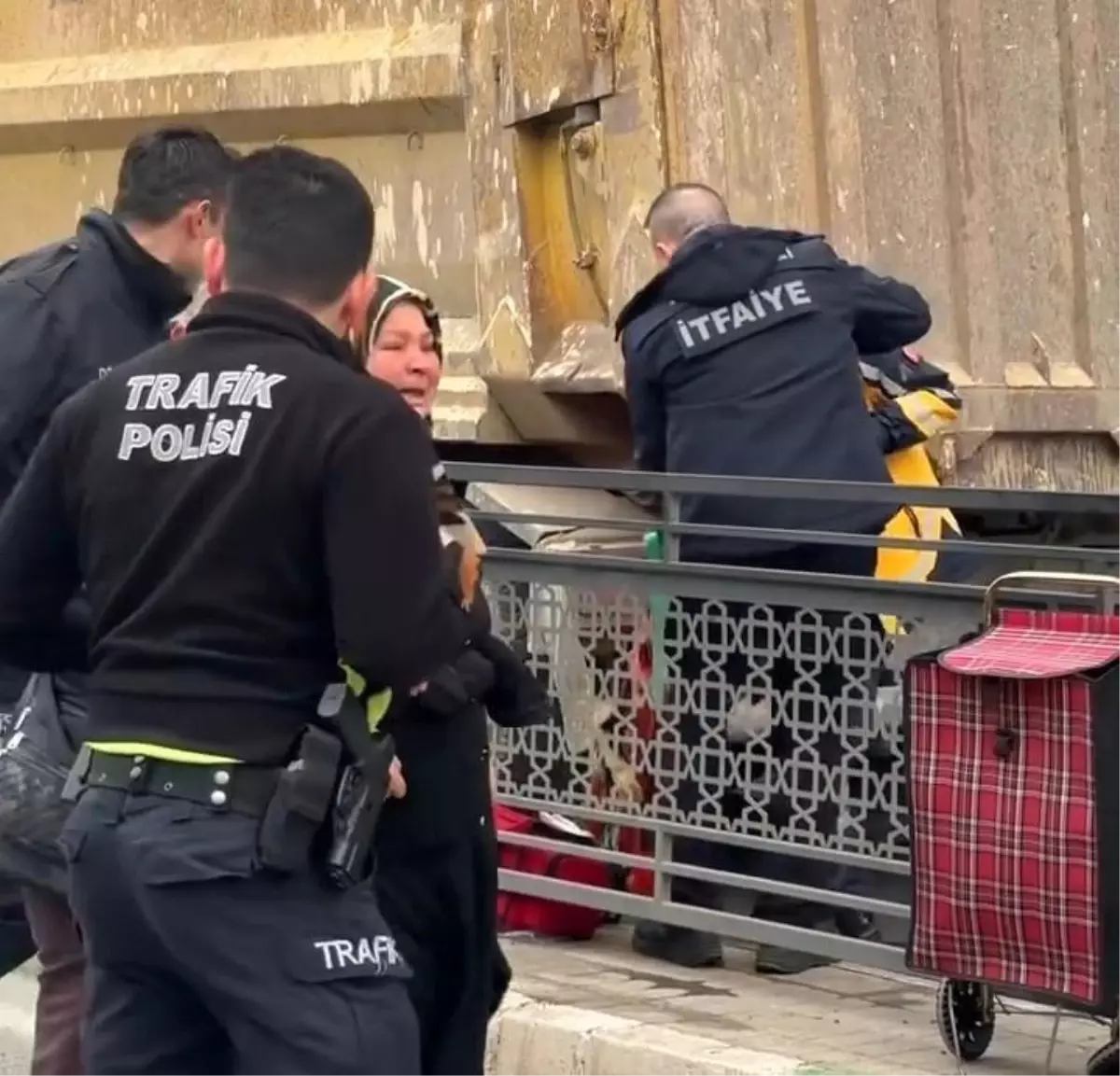 Yaya geçidinde kamyonun çarptığı kadın yaralandı, vatandaşlar sürücüye saldırdı