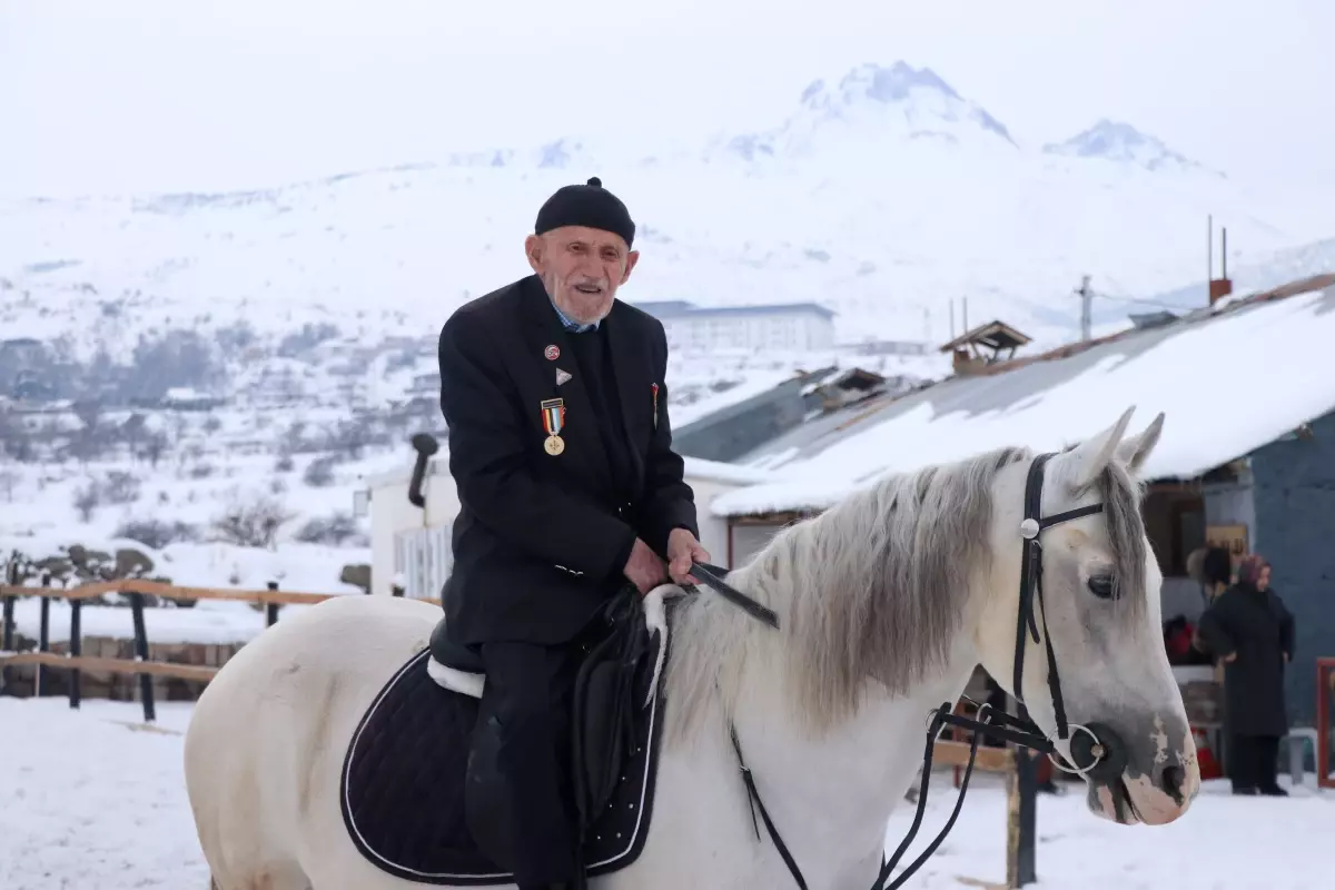 Kore Gazisi Şevki Kanak, Gençliğinden Gelen At Binme Sevgisini Damadının Yardımıyla Sürdürüyor