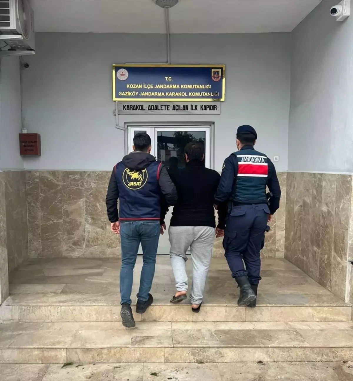 Adana'da aranan 2 firari hükümlü yakalandı