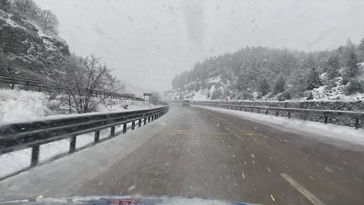 Afyonkarahisar'da kar yağışı etkili oldu