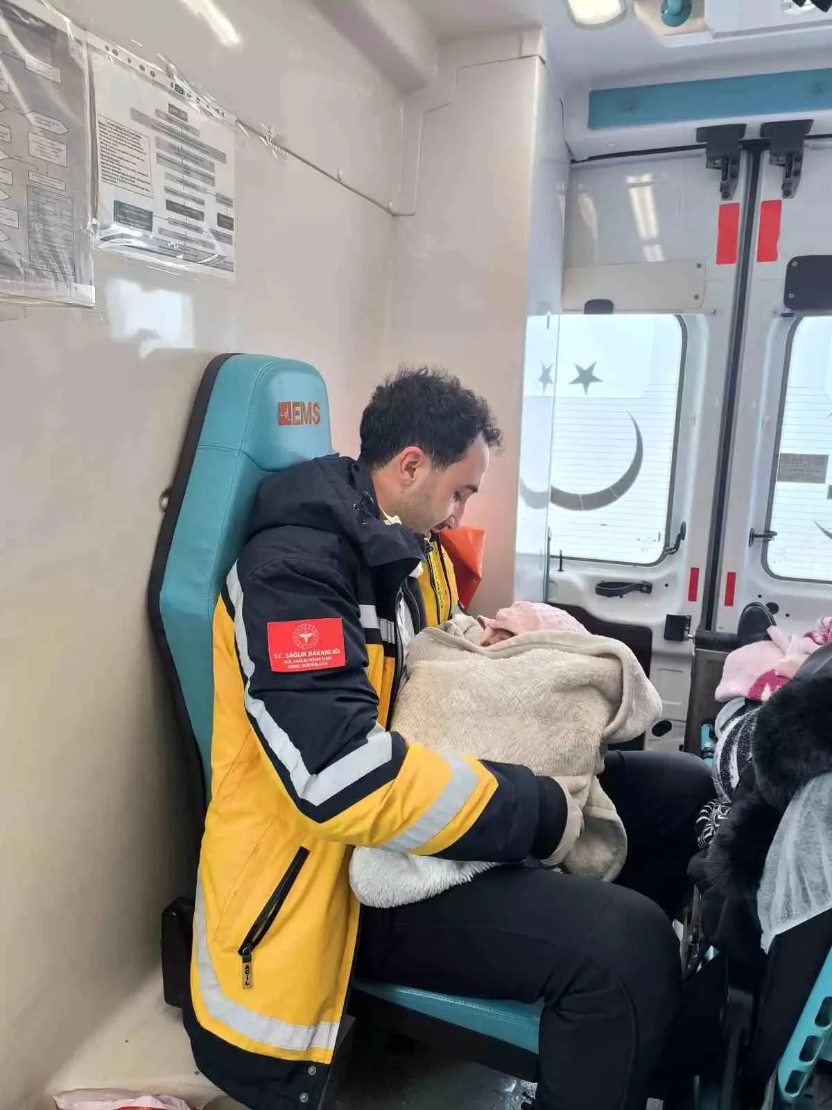 Ağrı'da sağlık ekipleri evde doğuma yetişti