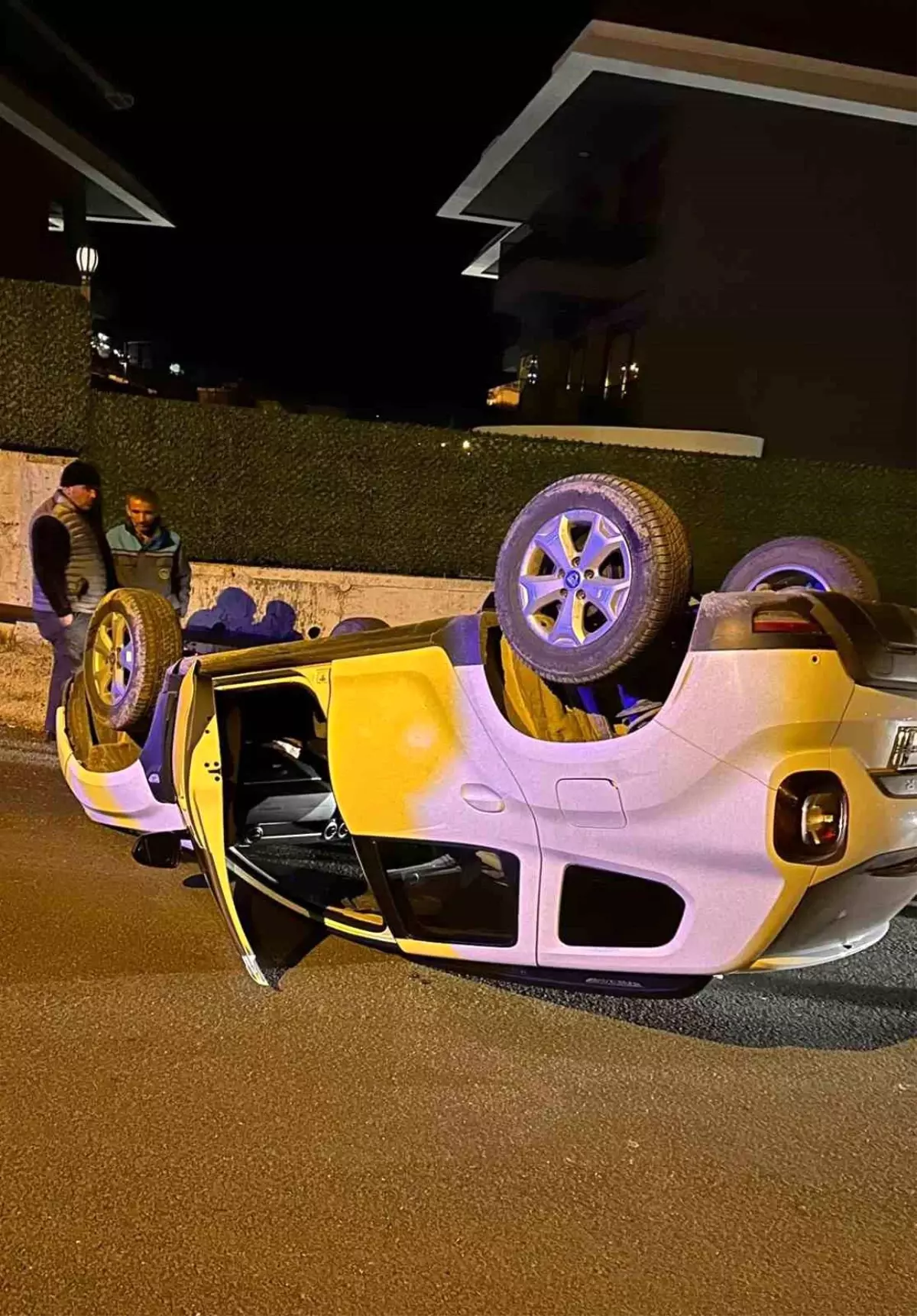 Alanya'da beton bariyerlere çarpan otomobil takla attı: 1 yaralı