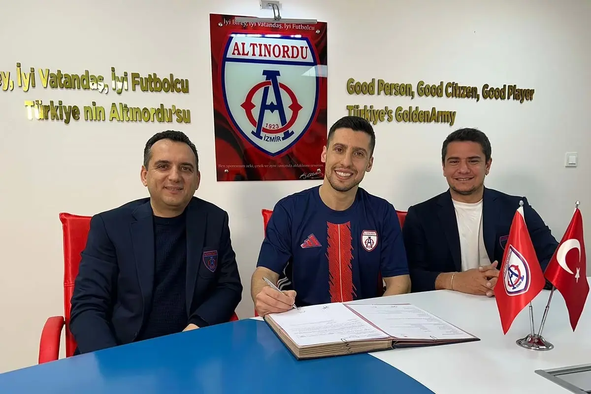 Altınordu eski stoperiyle imzaladı
