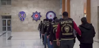 Antalya'da kendilerini polis ve savcı olarak tanıtıp dolandırıcılık yapan 12 zanlı tutuklandı