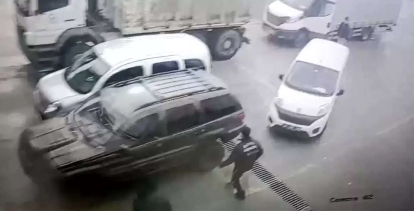 Araç muayene istasyonunda kaza: 3 araç hasar gördü