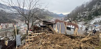 Artvin'de heyelanda ev ve ahır yıkıldı