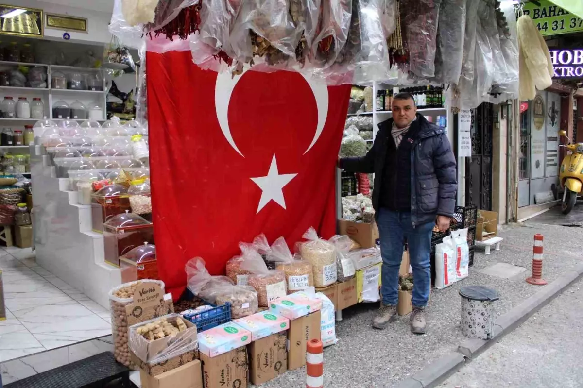 Aydınlı esnaftan '5 metrelik' bayrak tepkisi