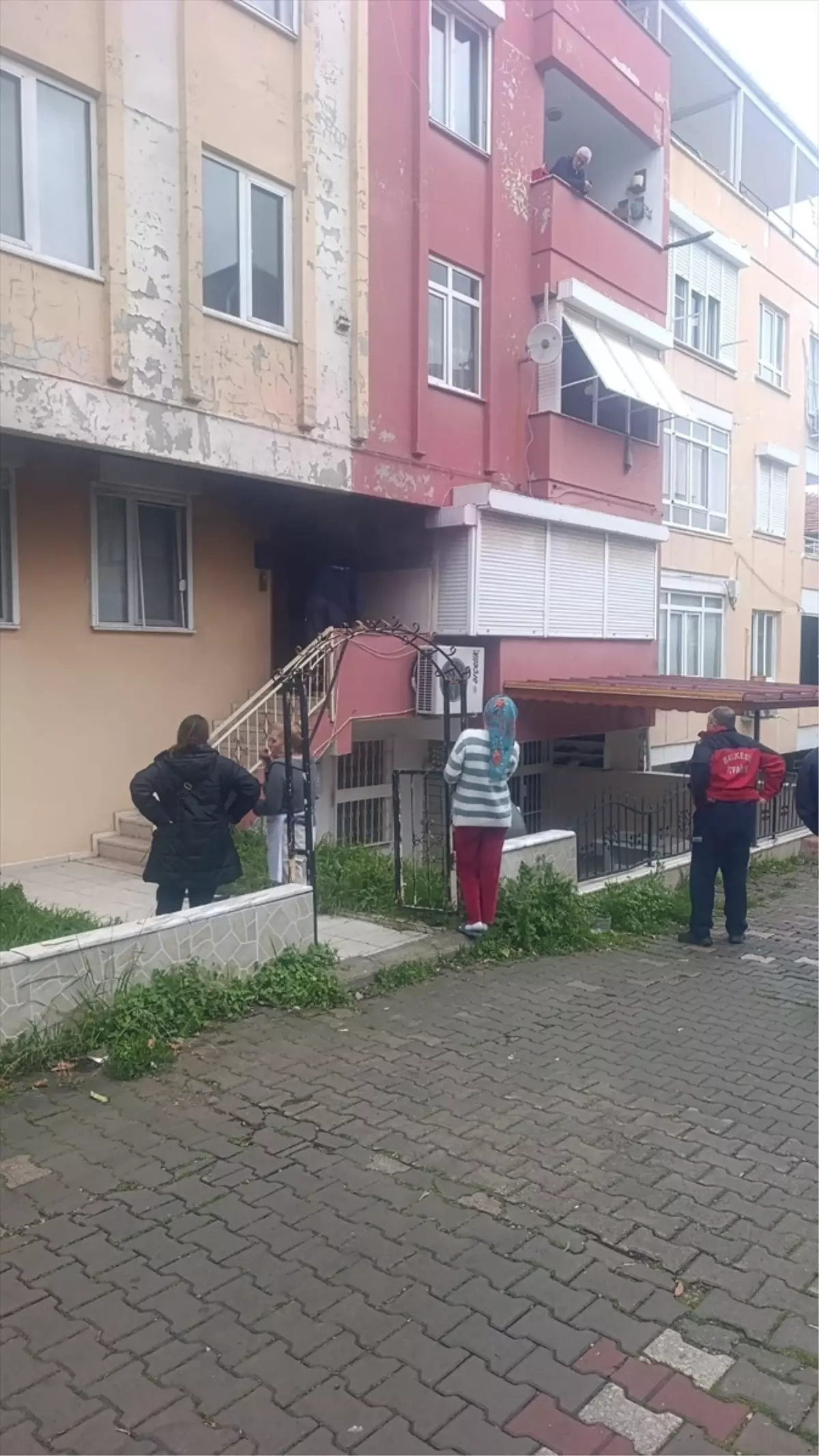 Balıkesir'de bir apartmanda çıkan yangın söndürüldü