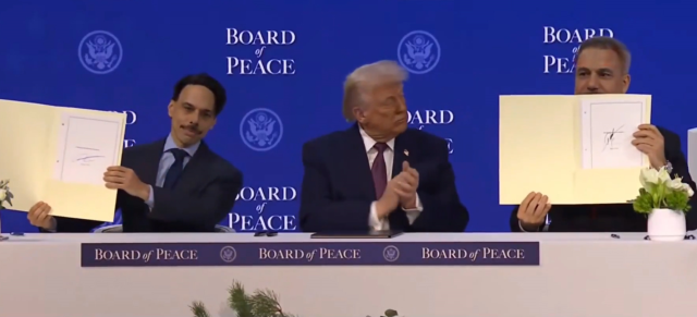 تم التوقيع على مجلس السلام! ترامب: نحن نوقف الحرب في غزة