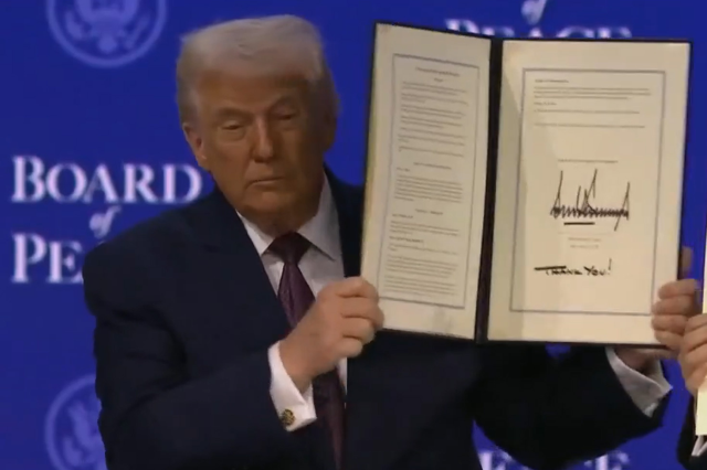 تم التوقيع على مجلس السلام! ترامب: نحن نوقف الحرب في غزة
