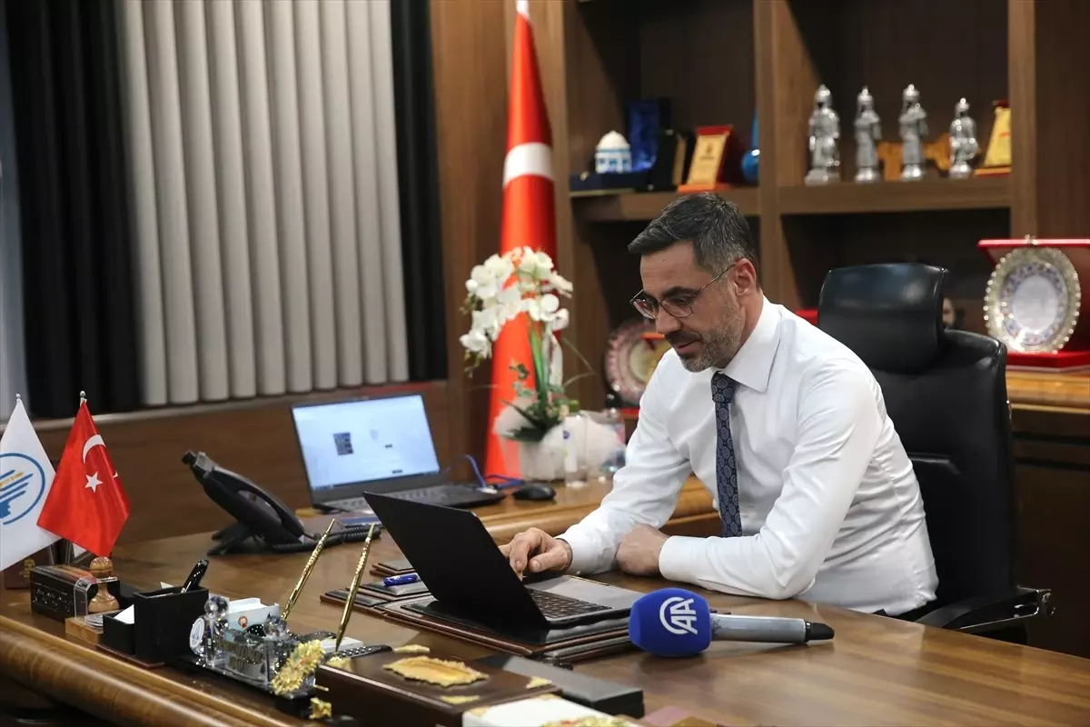 Bitlis Belediye Başkanı Tanğlay, AA'nın 'Yılın Kareleri' oylamasına katıldı